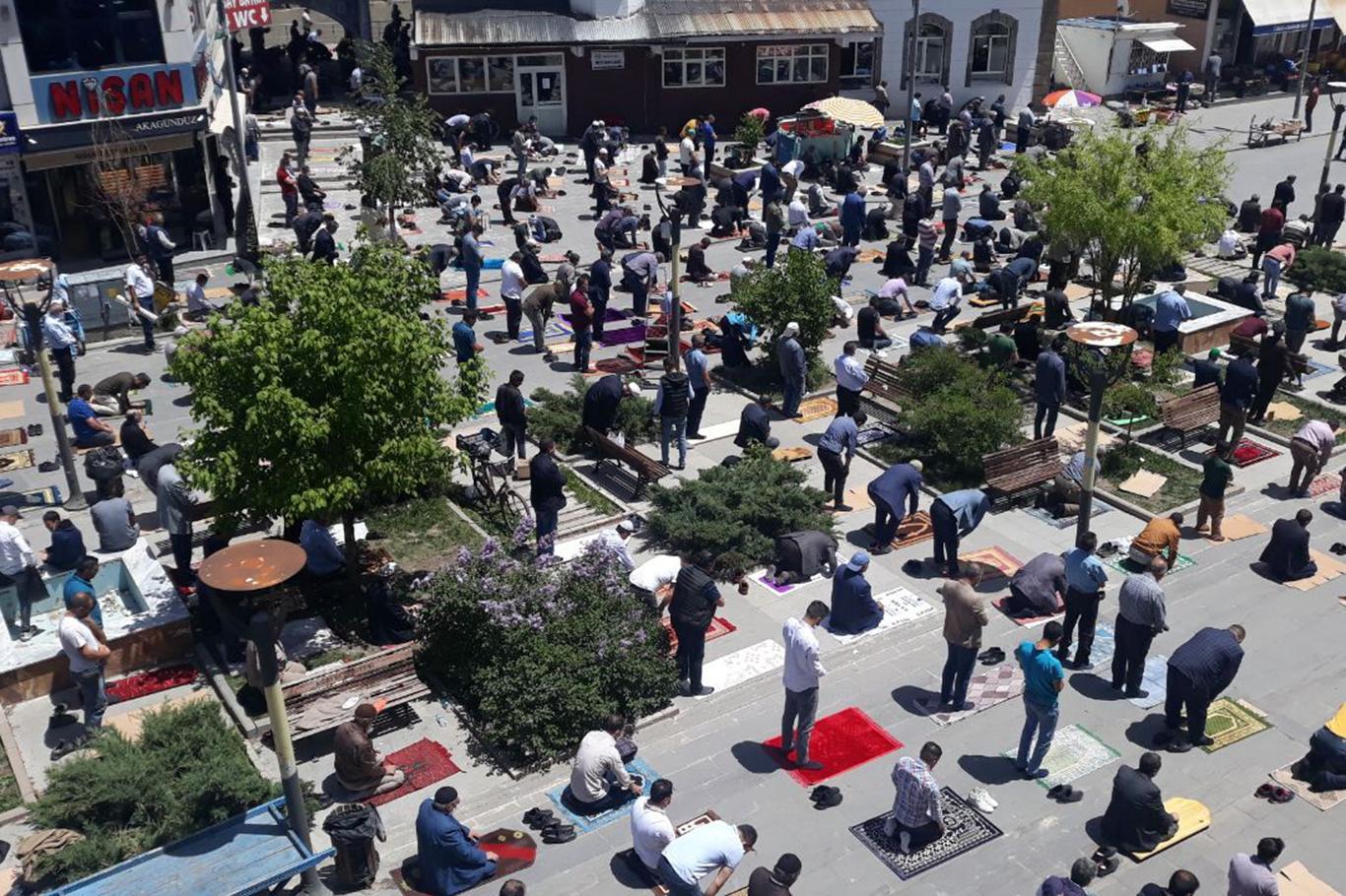 Müslümanlar Cuma namazına akın etti